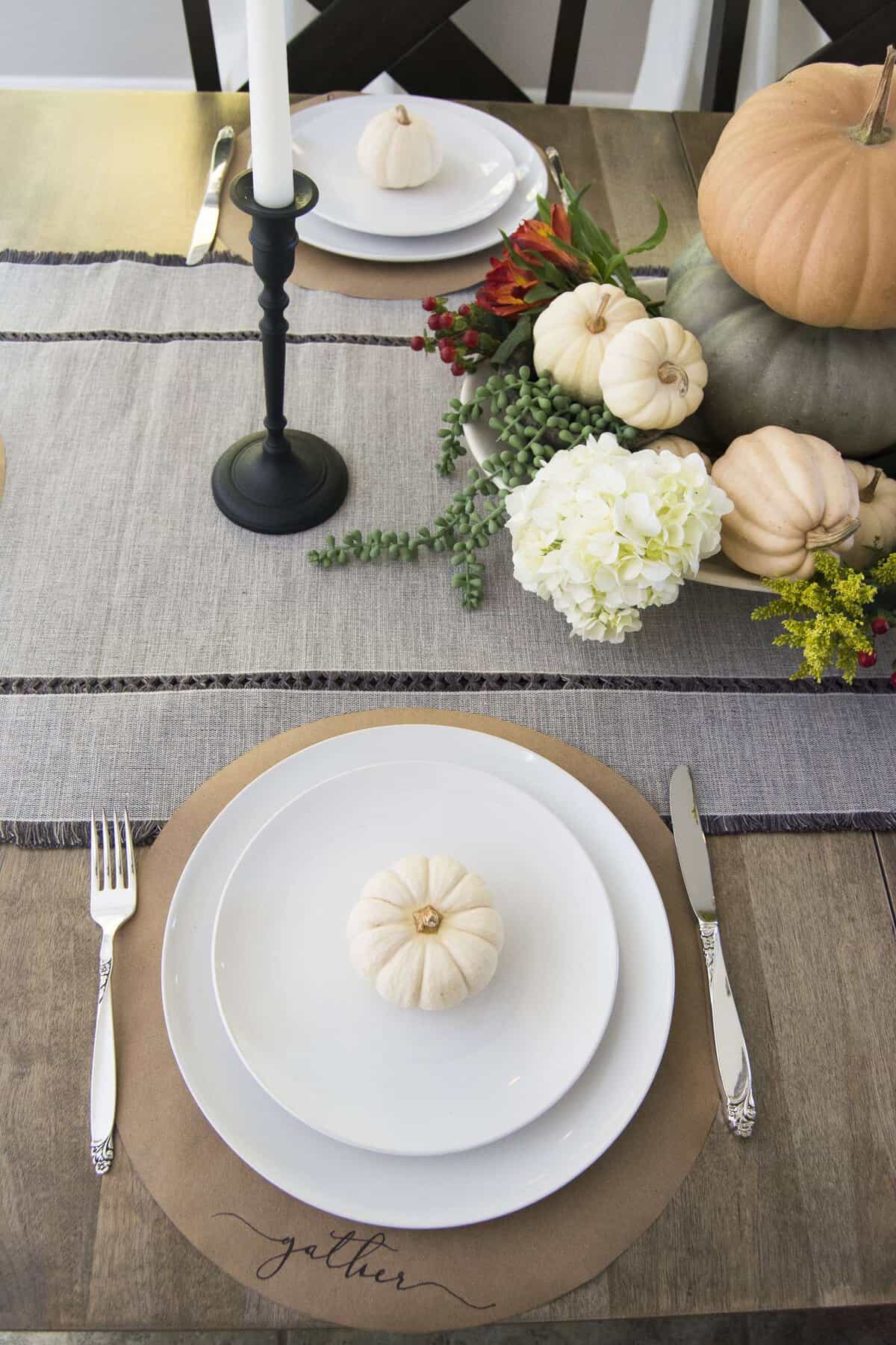 Are you looking for a simple way to decorate your thanksgiving table? I've put together three easy options to dress up your thanksgiving tablescape.