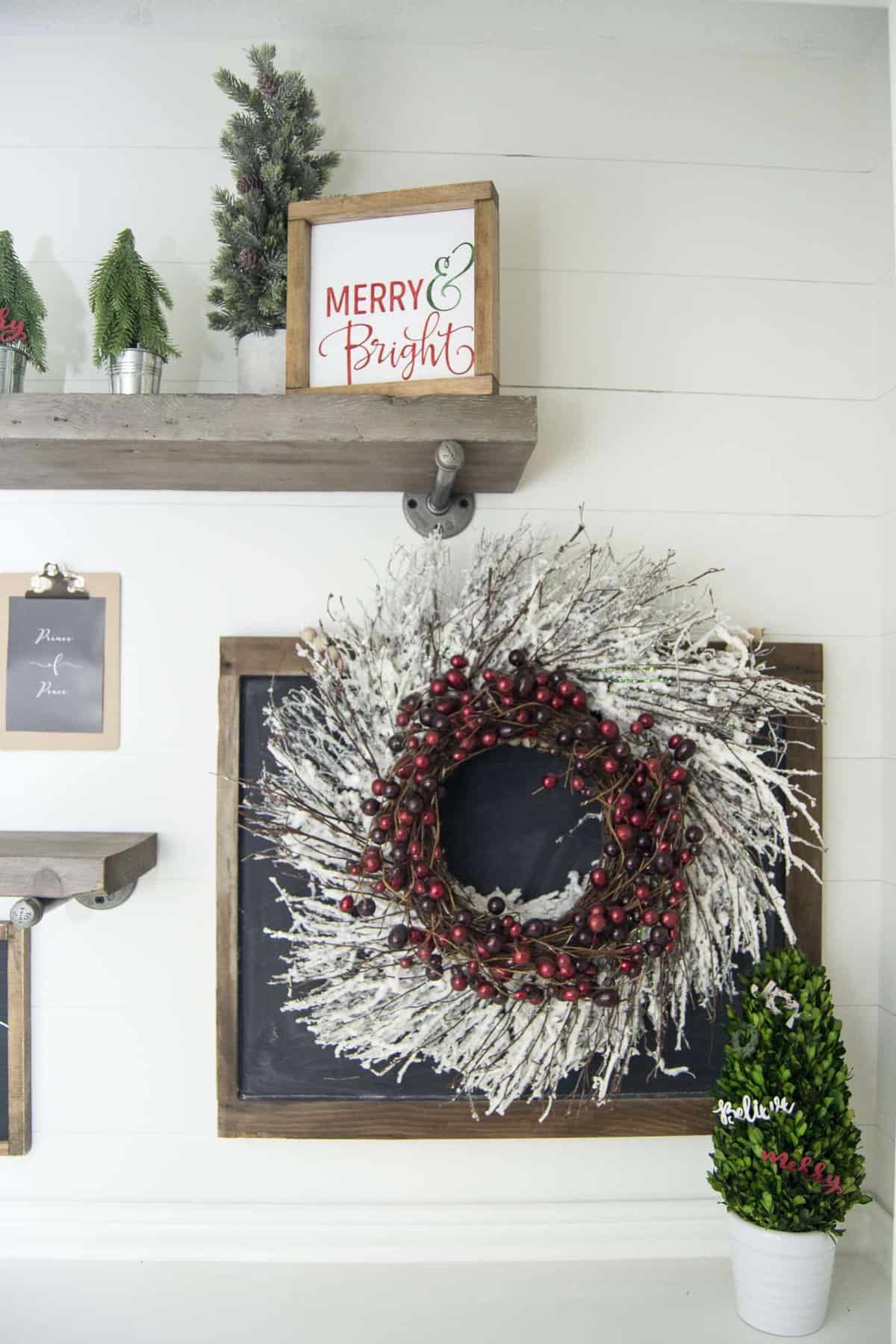 DIY Christmas decor project with free printables! Lavish your loved ones with gifts rather than spending money on Christmas decor with this simple project.