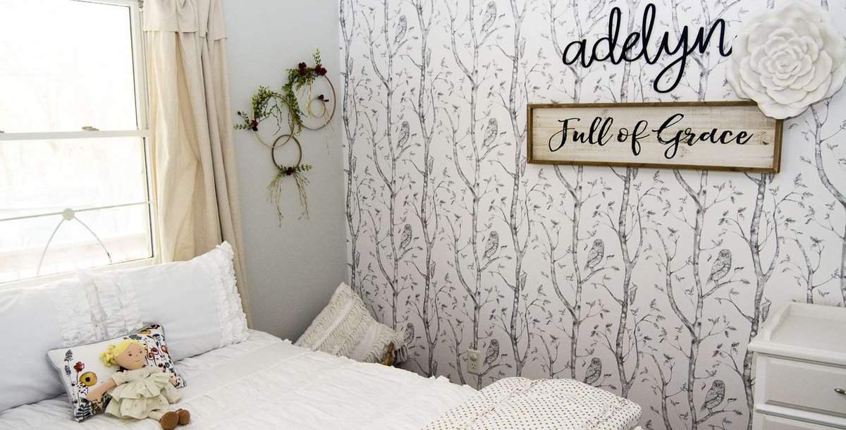 If you want a simple and sweet style for your girl's bedroom decor then come take a peek at this "modern farmhouse meets little girl" bedroom makeover.