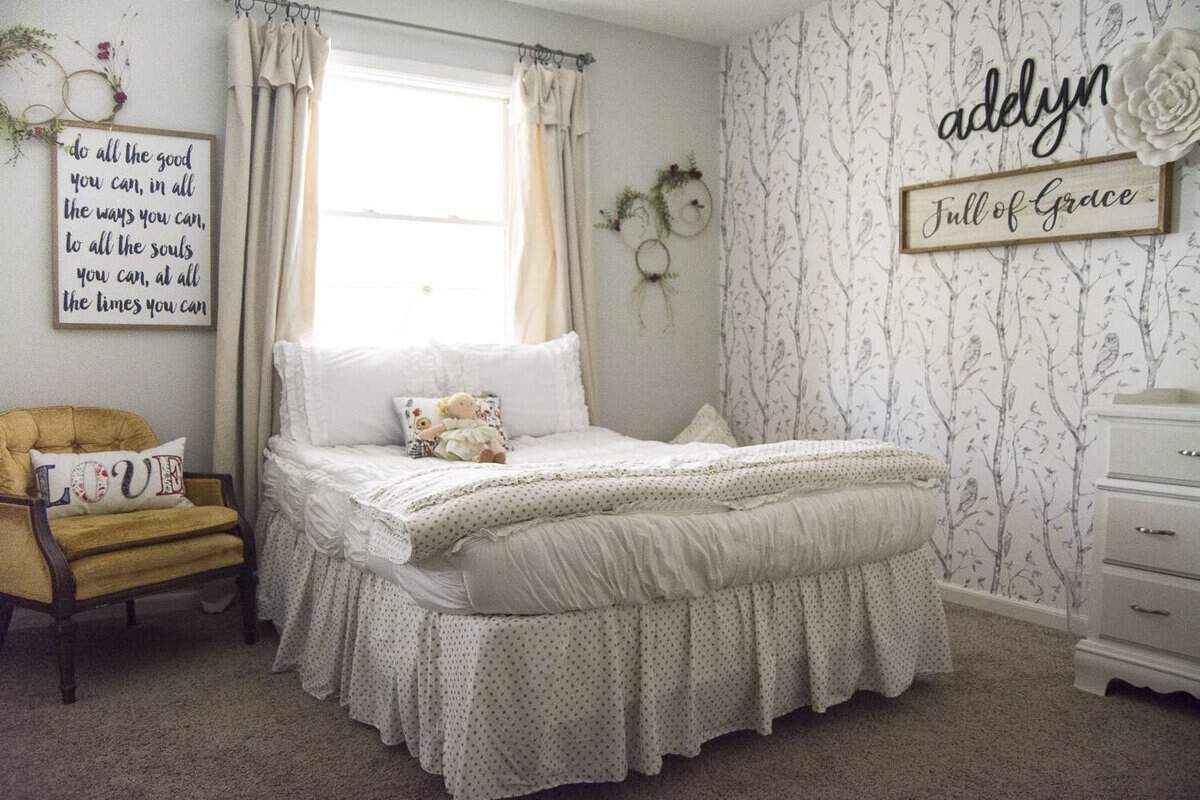 If you want a simple and sweet style for your girl's bedroom decor then come take a peek at this "modern farmhouse meets little girl" bedroom makeover.