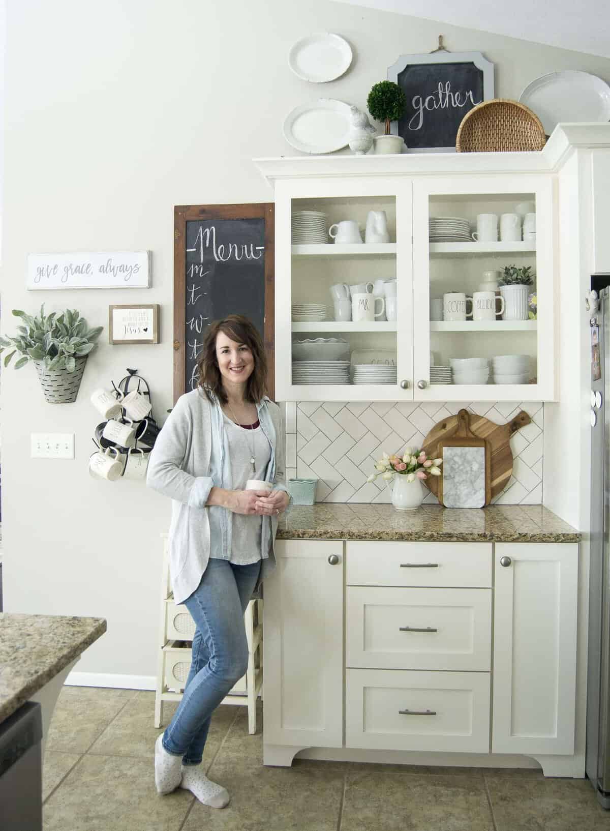 Are you looking for pretty and practical spring kitchen decor ideas? Here are some sure fire ways to beautify your spring kitchen decor and bring some sunshine and life back into your kitchen. This is perfect for the modern farmhouse kitchen lover who enjoys a bit of character in her home.