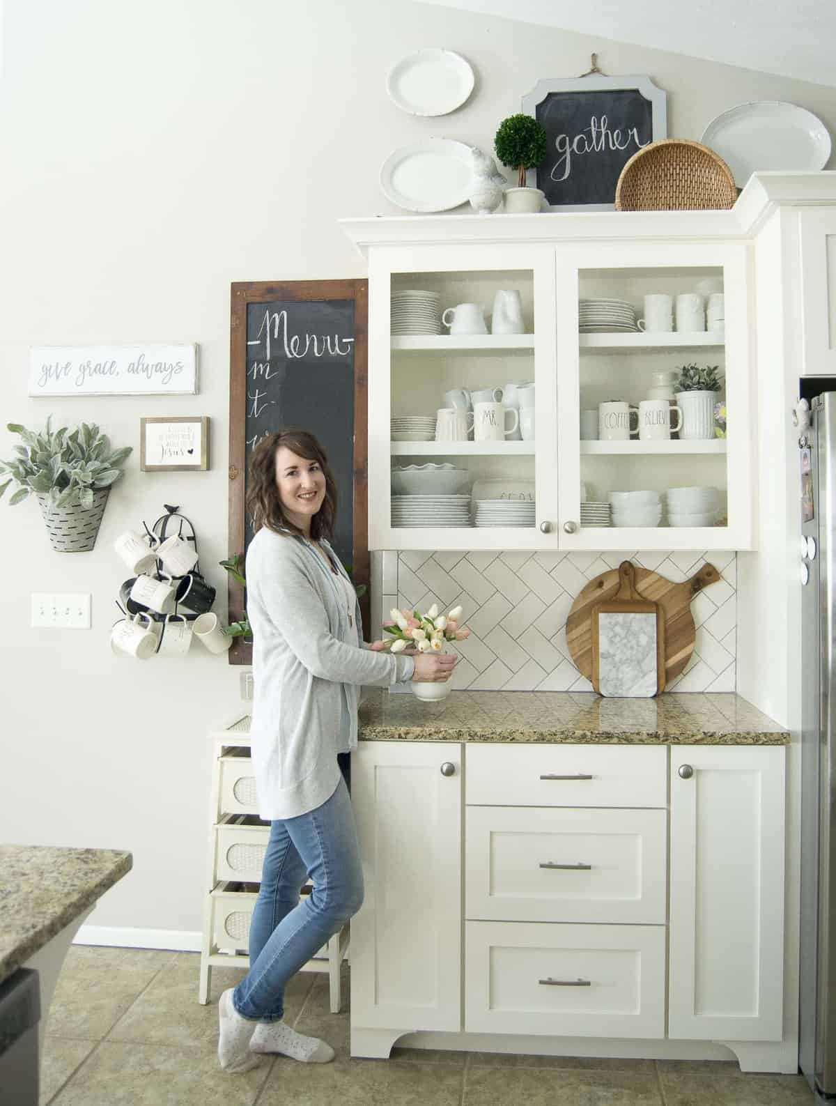 Are you looking for pretty and practical spring kitchen decor ideas? Here are some sure fire ways to beautify your spring kitchen decor and bring some sunshine and life back into your kitchen. This is perfect for the modern farmhouse kitchen lover who enjoys a bit of character in her home.