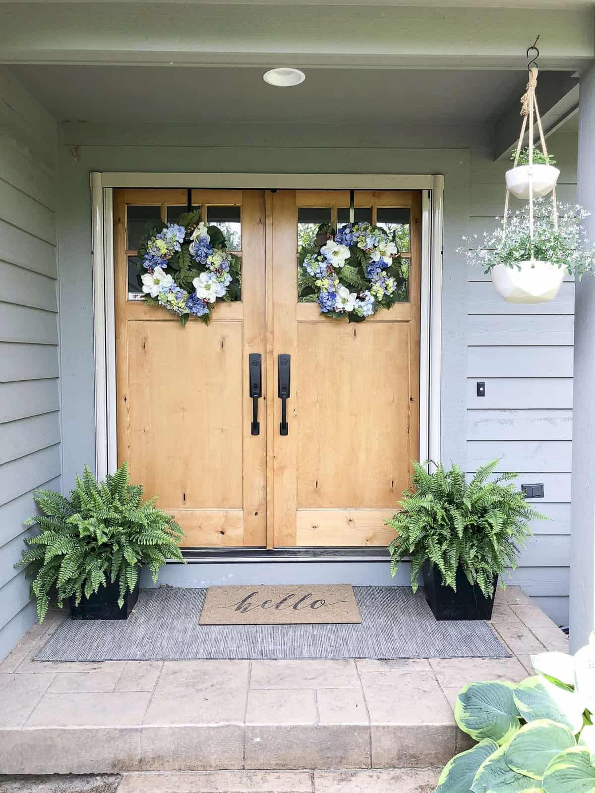 How To Create a Welcoming Summer Entryway. Easy ideas to design your summer entryway for easy, breezy, & simple entertaining. Welcome your guests with style.