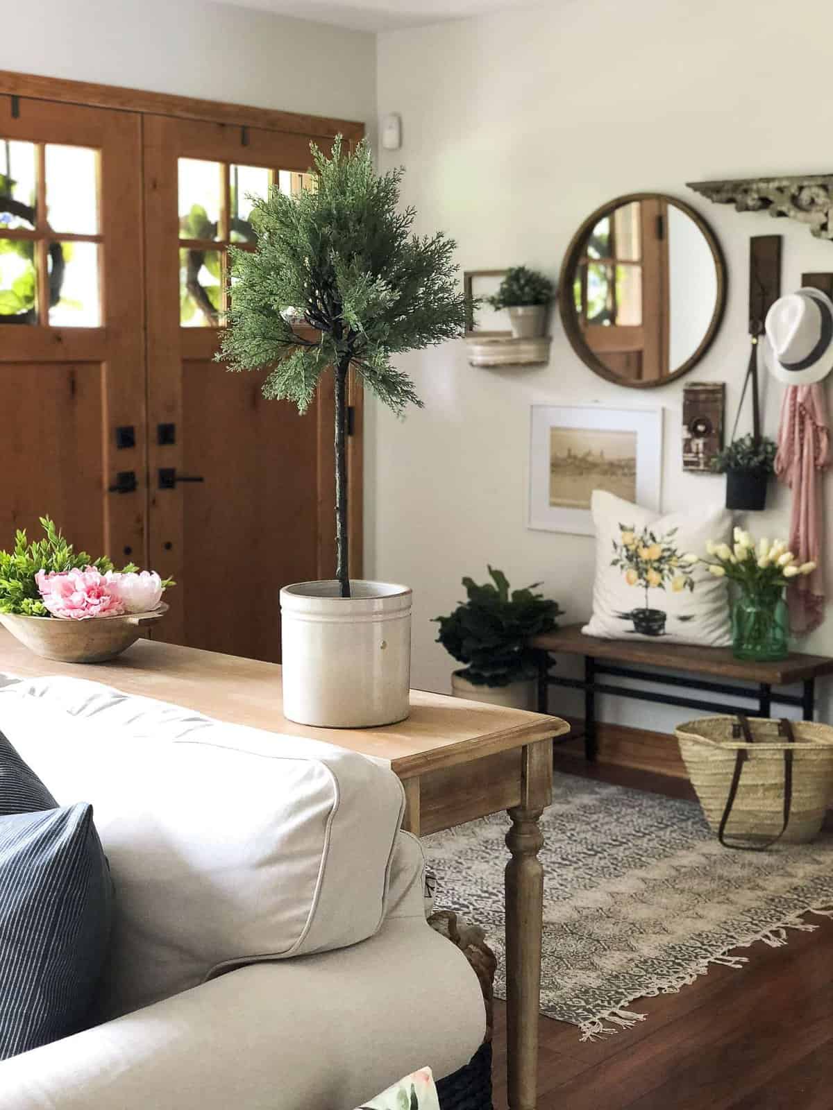 How To Create a Welcoming Summer Entryway. Easy ideas to design your summer entryway for easy, breezy, & simple entertaining. Welcome your guests with style.