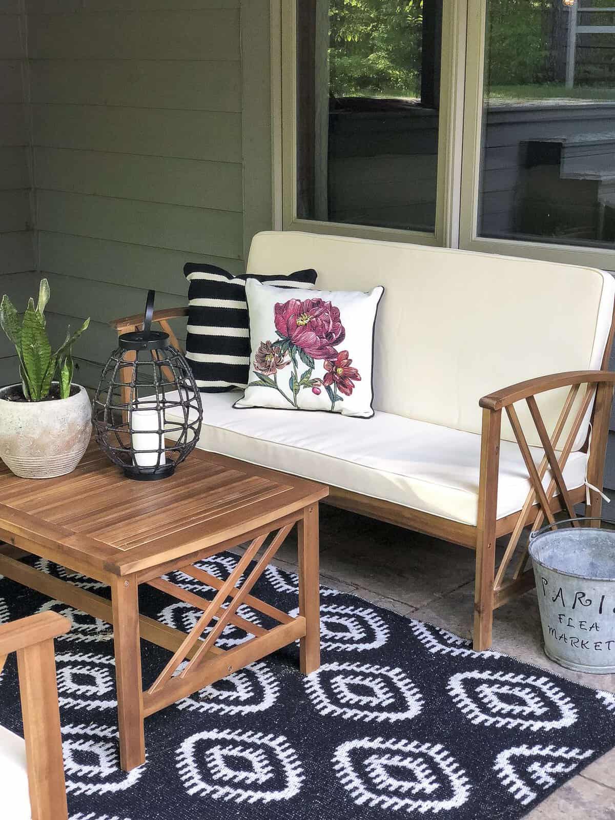 Are you looking for easy updates to make your outdoor living space more livable? Today I'm giving you five ways to update your outdoor living space to make it an enjoyable oasis to enjoy all summer long and well into the fall. Read more for 5 easy tips!
