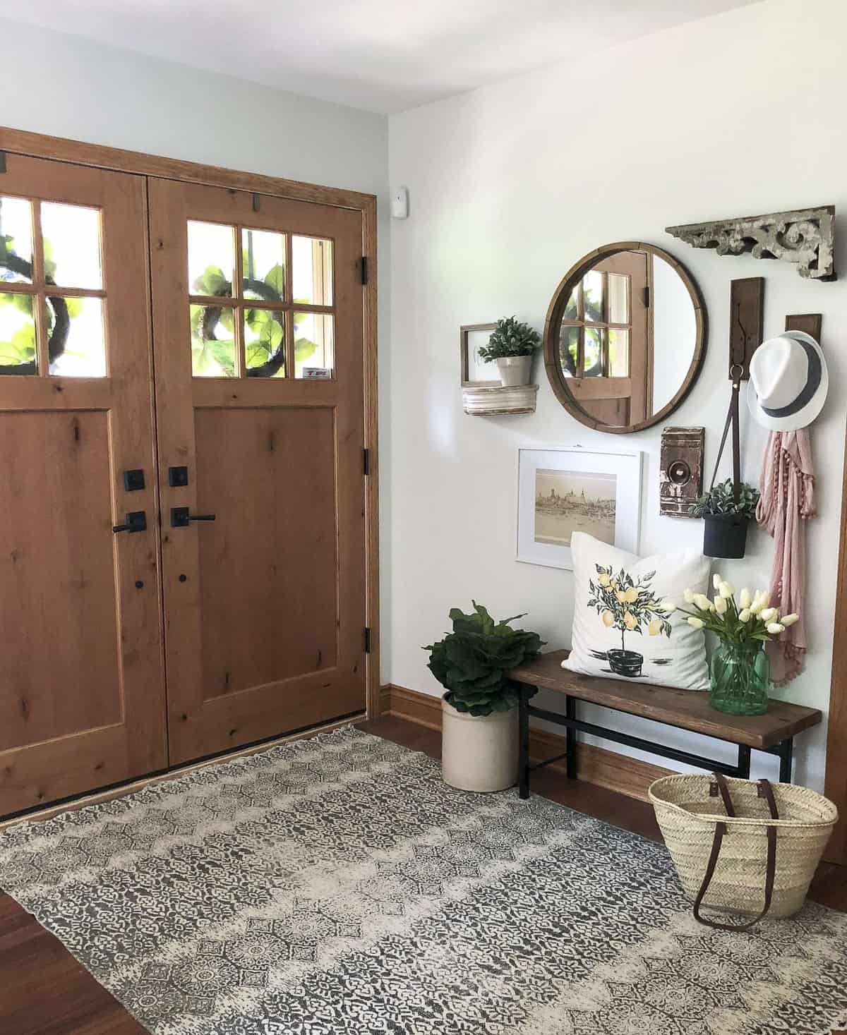 How To Create a Welcoming Summer Entryway. Easy ideas to design your summer entryway for easy, breezy, & simple entertaining. Welcome your guests with style.