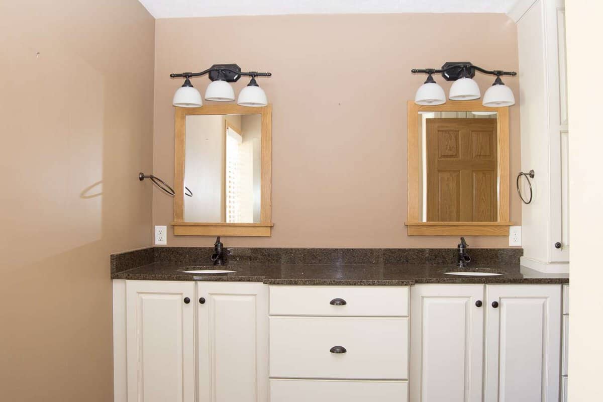 Ready to make your guest bathroom beautiful and functional? Read simple tips for using statement pieces to make a big impact in a guest bathroom makeover!