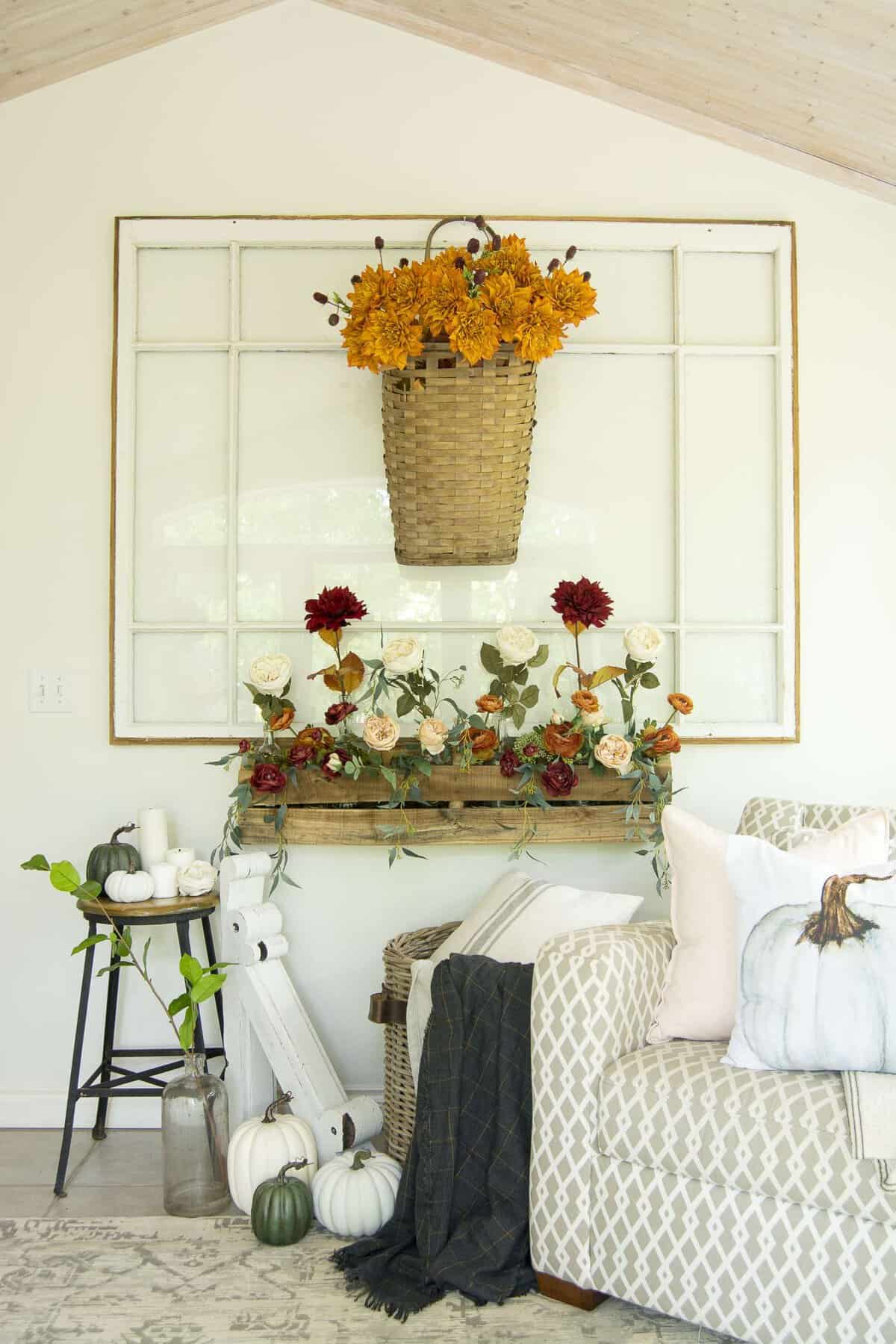 Cozy fall decor is a lovely way to usher in autumn! Read more to see how to use florals as a part of your fall decor, +12 inspiring fall home tours! #falldecor