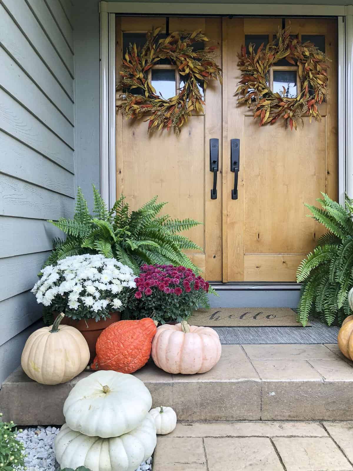 Click here to learn 3 easy steps for how to incorporate nature into your fall porch decor to create a beautiful, colorful and inviting fall front porch.