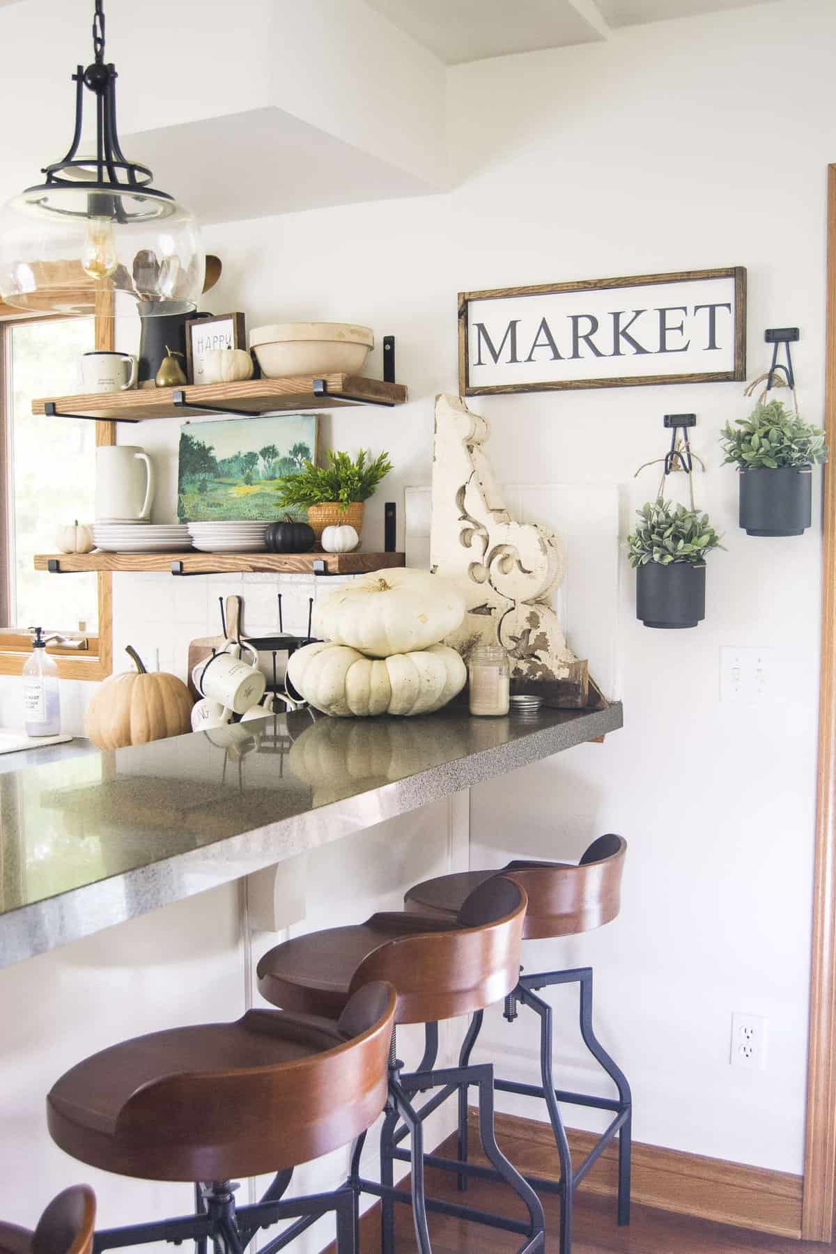 Dining in the Fall | Read more to see simple and affordable fall decor ideas for the kitchen and dining room! #falldecorideas #kitchendecor