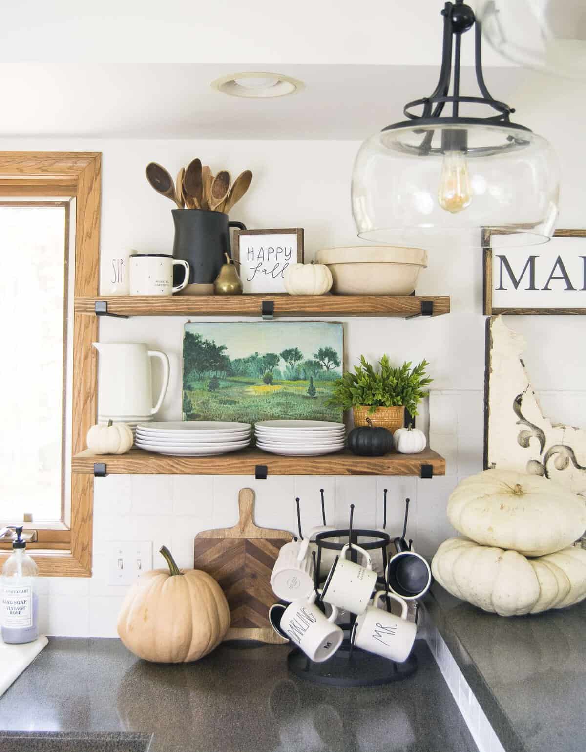 Dining in the Fall | Read more to see simple and affordable fall decor ideas for the kitchen and dining room! #falldecorideas #kitchendecor