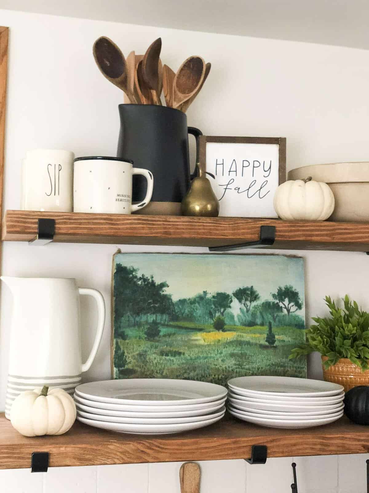 Dining in the Fall | Read more to see simple and affordable fall decor ideas for the kitchen and dining room! #falldecorideas #kitchendecor