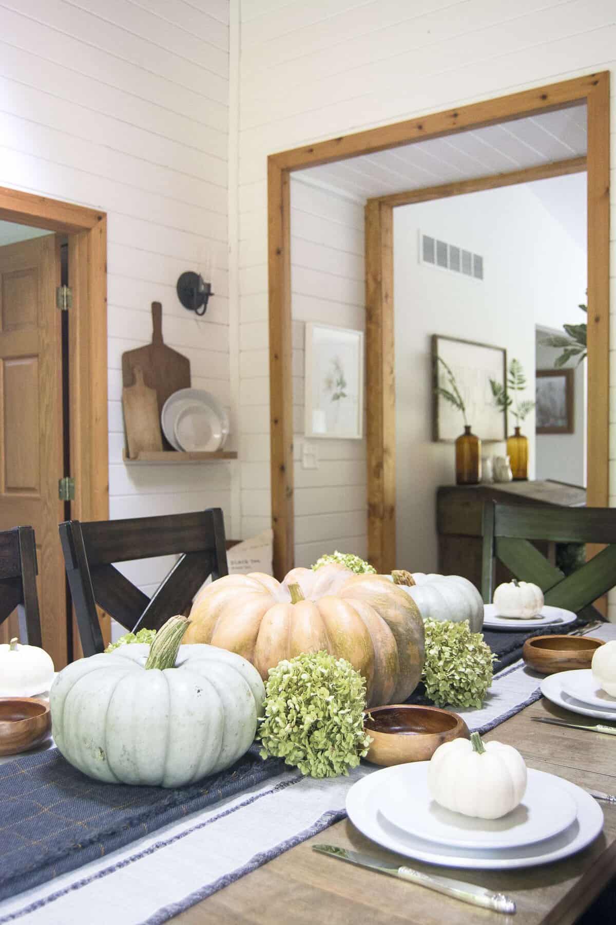 Dining in the Fall | Read more to see simple and affordable fall decor ideas for the kitchen and dining room! #falldecorideas #diningroomdecor
