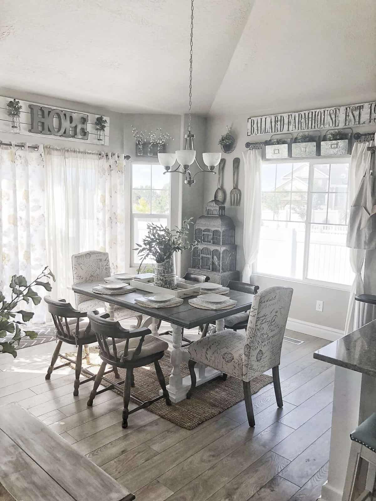 Do you love the traditional farmhouse design style? It is one of my favorite styles for home design and I have some amazing home inspiration to share today!