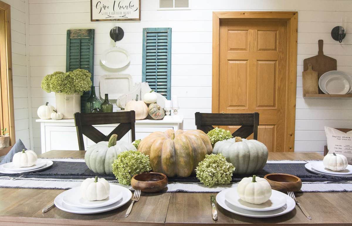 Dining in the Fall | Read more to see simple and affordable fall decor ideas for the kitchen and dining room! #falldecorideas #diningroomdecor