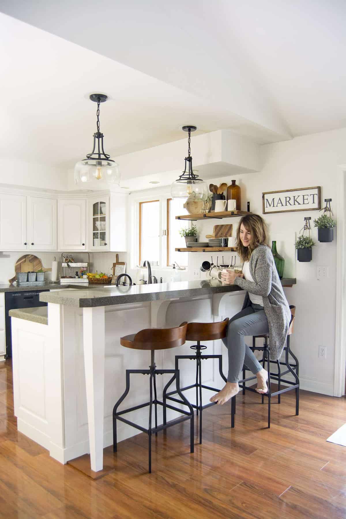 Do you struggle to maintain beautiful and practical open shelving? Today I'm share easy tips for styling kitchen open shelving for the winter season! #fromhousetohaven #kitchenopenshelving #openshelving #modernfarmhousekitchen