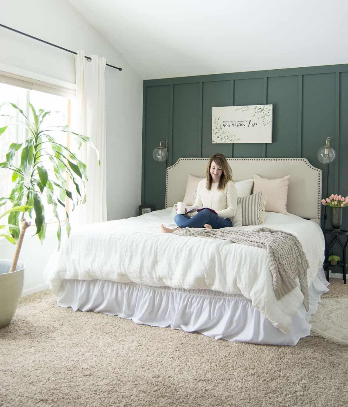 Do you love a combination of modern, cottage, and farmhouse design styles? Learn the key elements that make a simple modern farmhouse bedroom today! #fromhousetohaven #modernfarmhousebedroom #modernfarmhouse #bedroomdecor