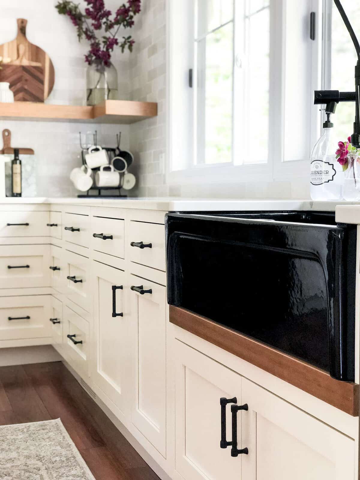 Do you love modern farmhouse style? Here are tips for how to use a black farmhouse sink to anchor your kitchen remodel design. Plus, how to mix finishes! #fromhousetohaven #blackfarmhousesink #farmhousesink