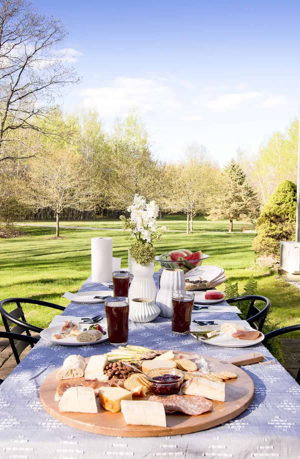 Do you love outdoor entertaining? Here are my top three must haves for a fabulous backyard party that serves your guests with ease. #fromhousetohaven #backyardparty #outdoordining