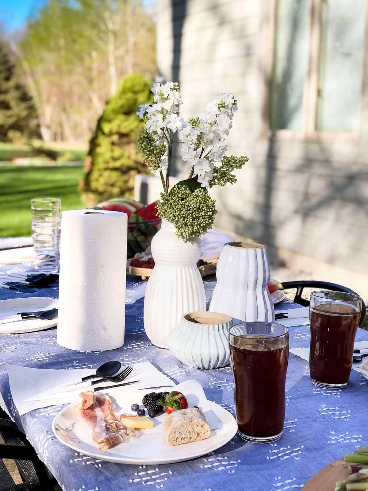 Do you love outdoor entertaining? Here are my top three must haves for a fabulous backyard party that serves your guests with ease. #fromhousetohaven #backyardparty #outdoordining