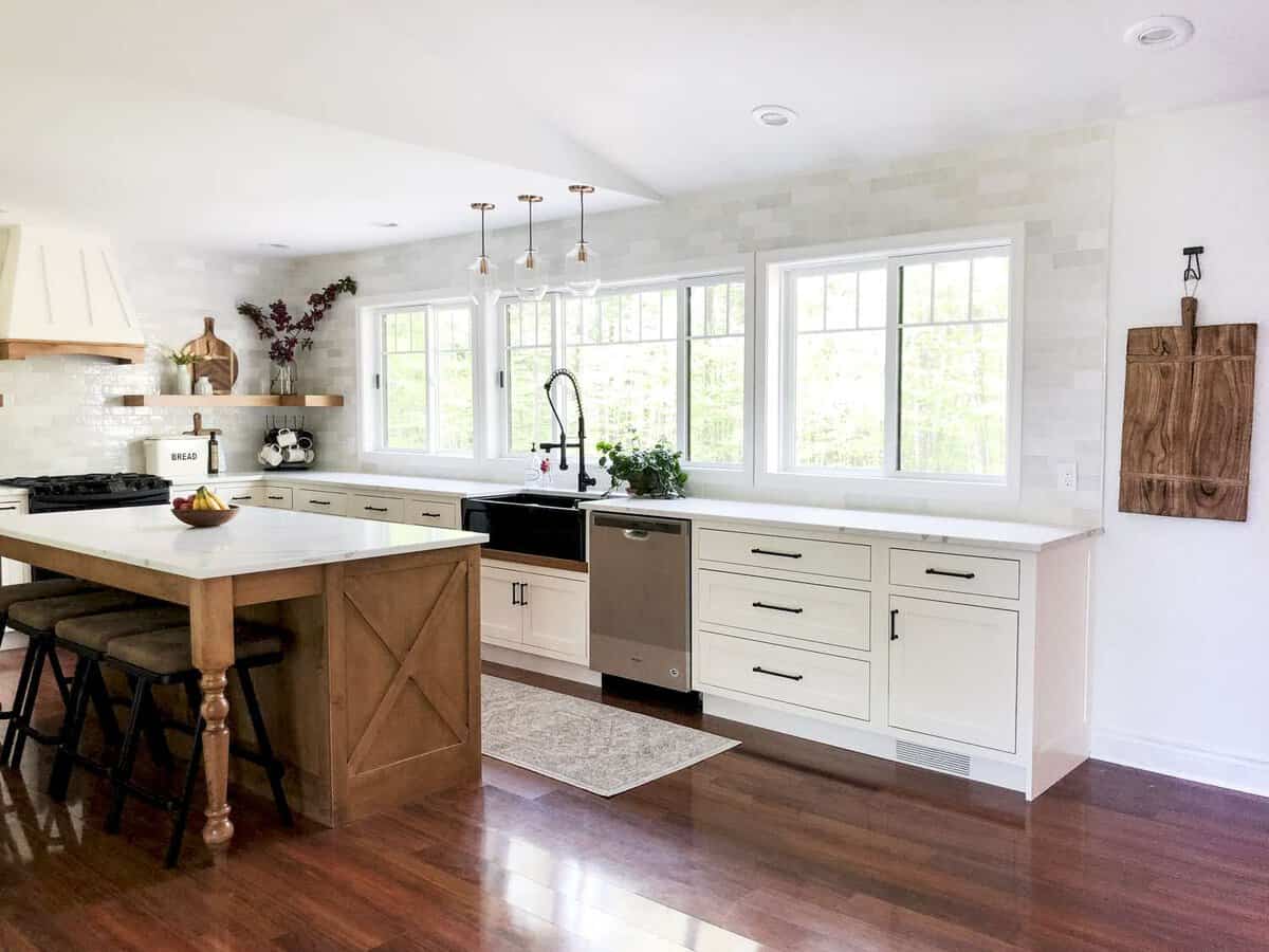 Do you love the look of marble countertops? Consider quartz that looks like marble for a maintenance free and affordable marble alternative. #fromhousetohaven #quartzcountertops #kitchenremodel #marblequartz