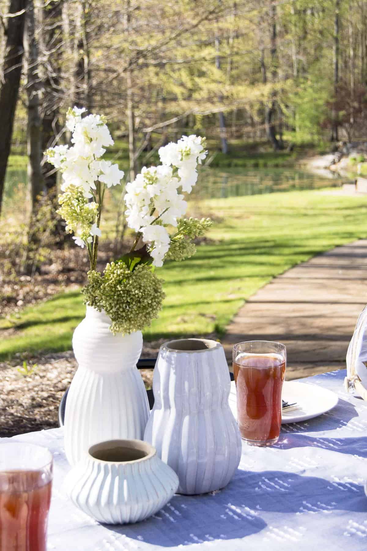 Do you love outdoor entertaining? Here are my top three must haves for a fabulous backyard party that serves your guests with ease. #fromhousetohaven #backyardparty #outdoordining