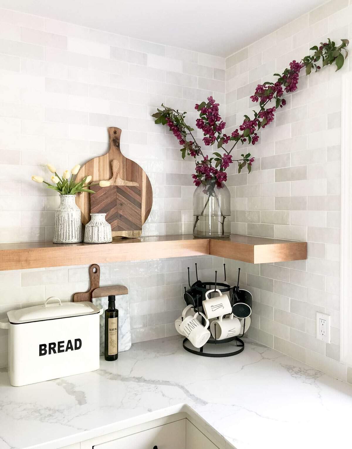 Do you love the look of marble countertops? Consider quartz that looks like marble for a maintenance free and affordable marble alternative. #fromhousetohaven #quartzcountertops #kitchenremodel #marblequartz