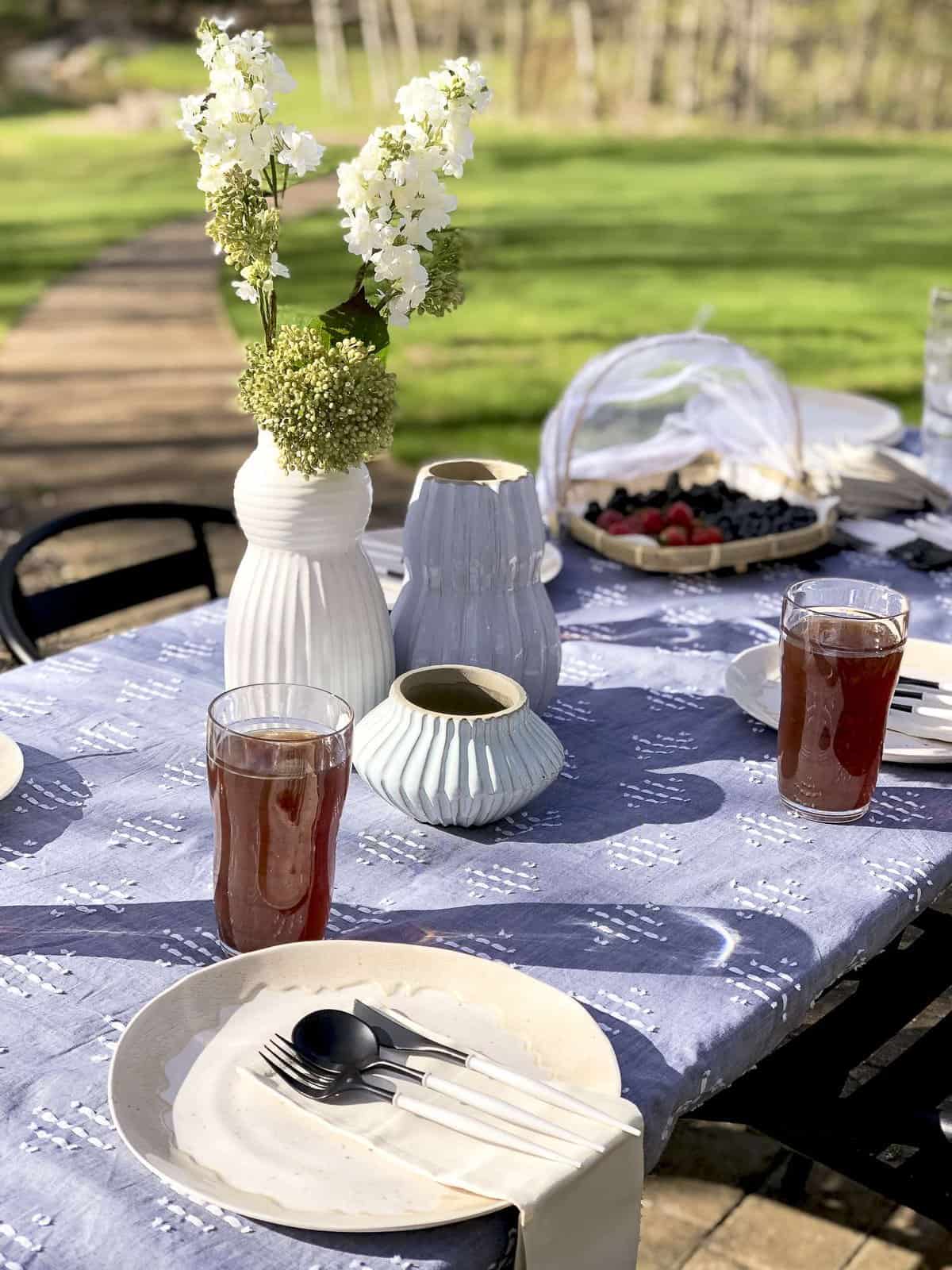 Summer dinner parties should be laid back and fun! Use these simple summer dinner party ideas with 5 tablescape essentials for your next outdoor party! #summerdining #summerparty #tablescapeideas