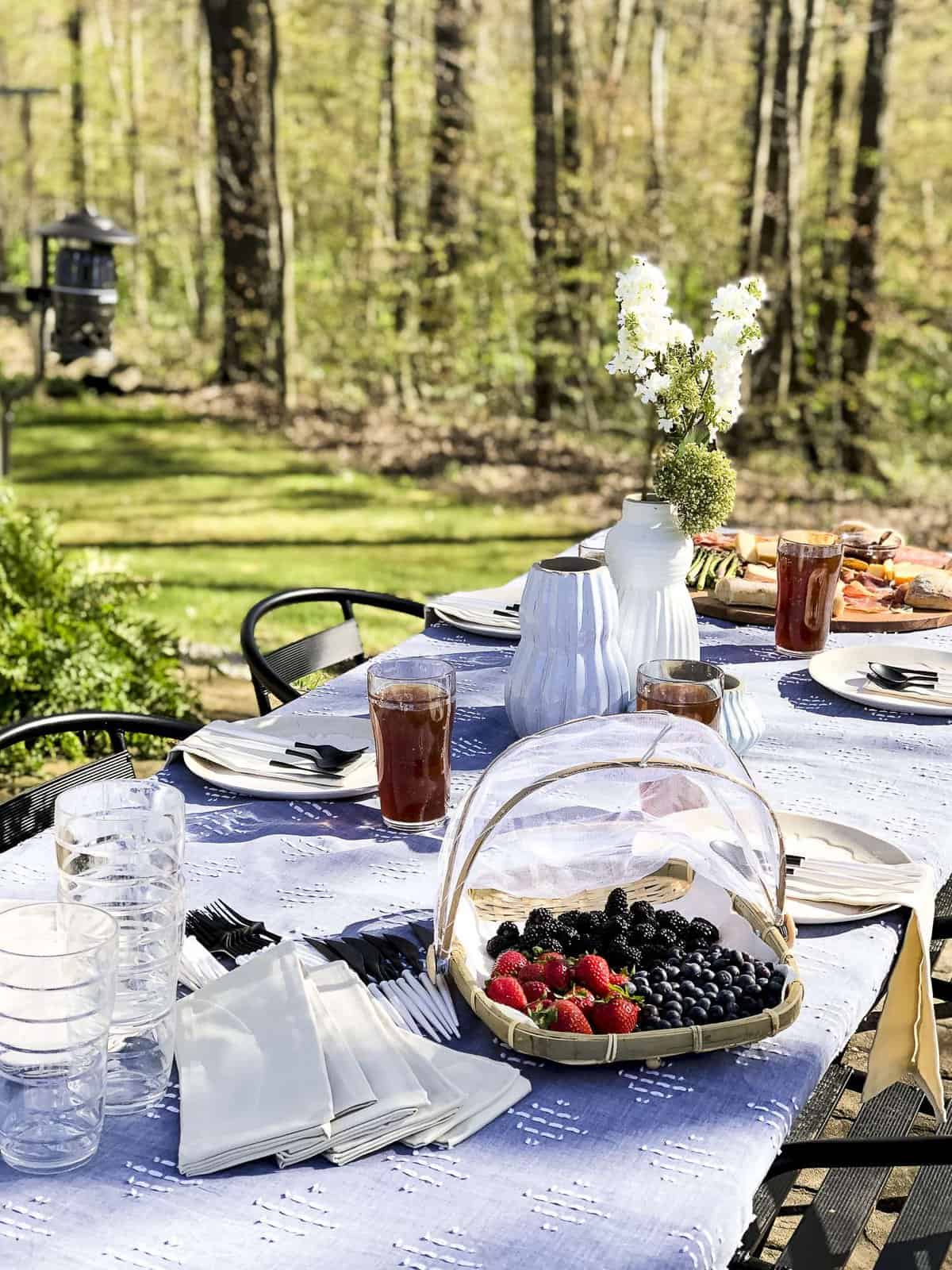 Summer dinner parties should be laid back and fun! Use these simple summer dinner party ideas with 5 tablescape essentials for your next outdoor party! #summerdining #summerparty #tablescapeideas