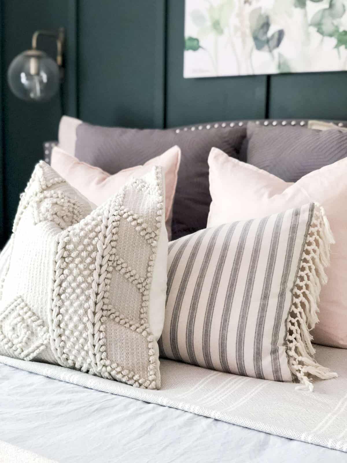 How to layer throw pillows