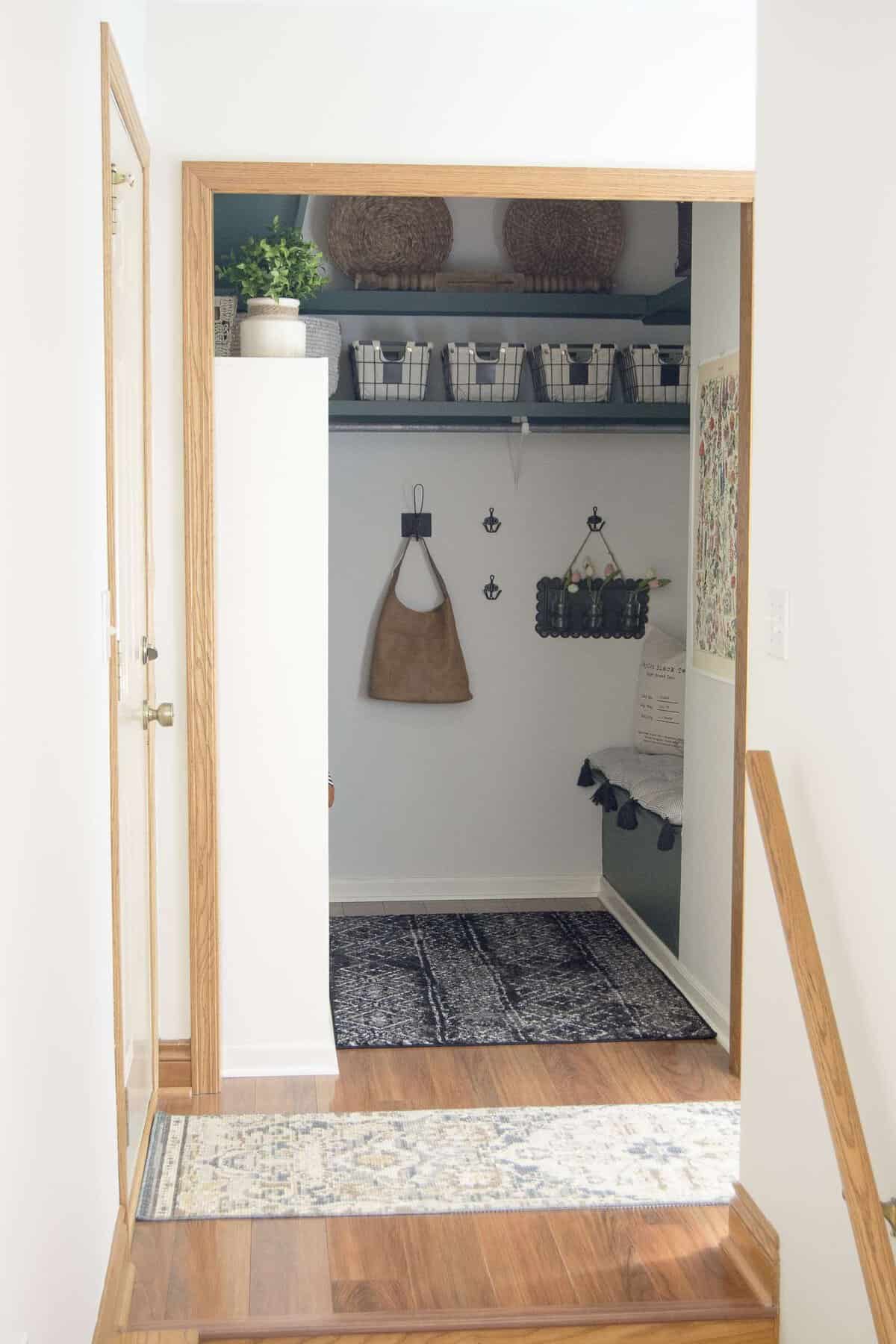 Home organization ideas for small mudrooms.