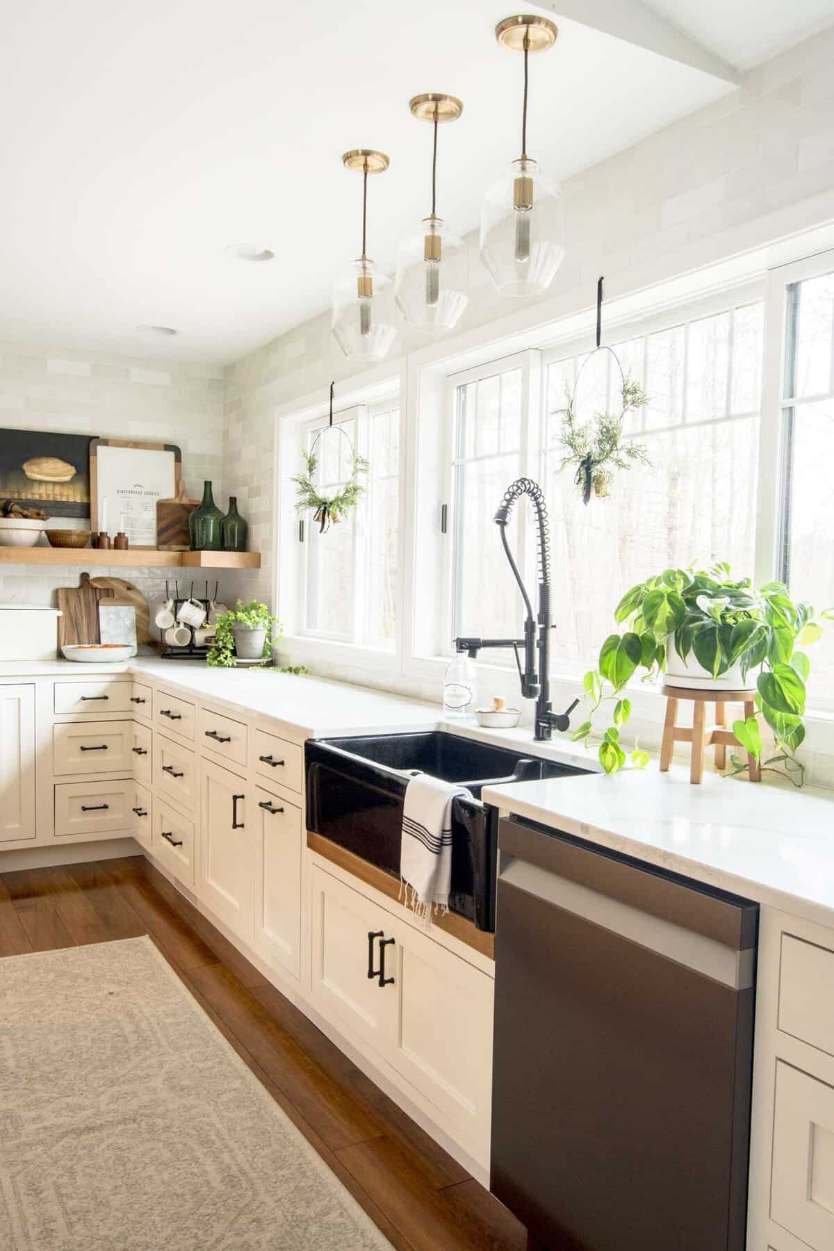 Black farmhouse sink design.