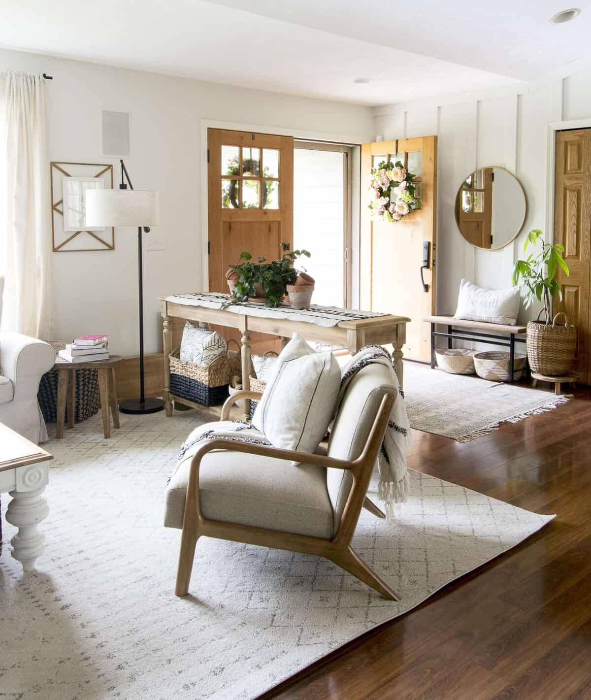 Modern farmhouse living room decor.