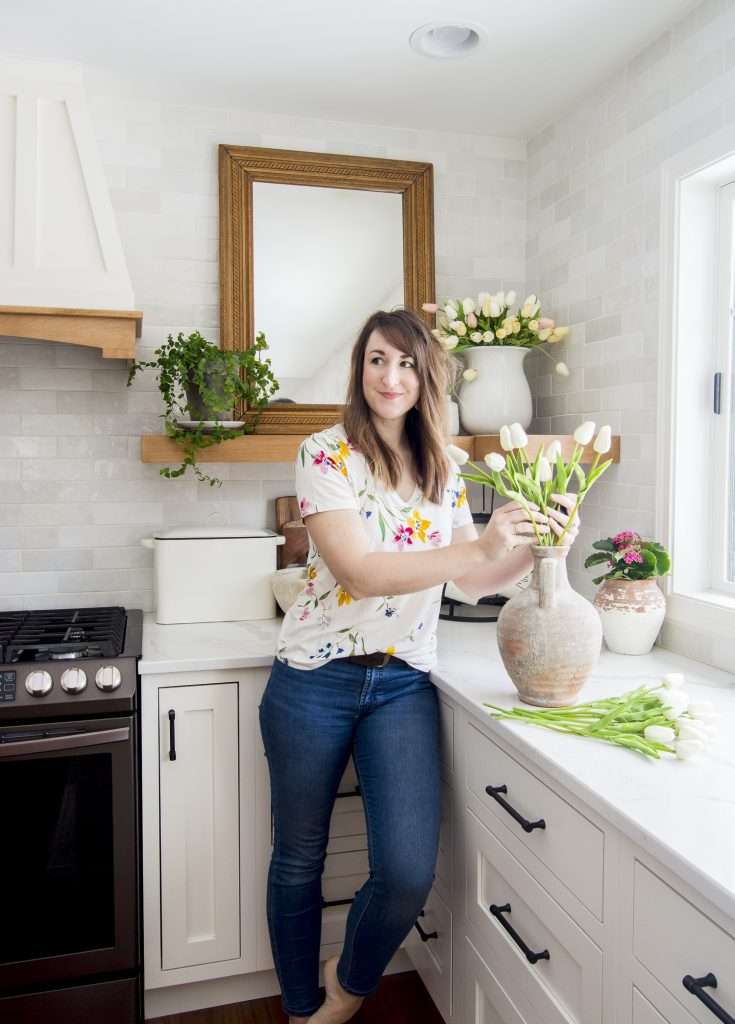 Styling a modern farmhouse kitchen for spring.