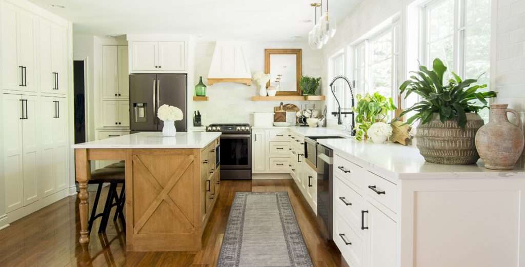 Getting the modern farmhouse kitchen style is easier than you think! Learn how to combine modern and farmhouse styles into your kitchen!