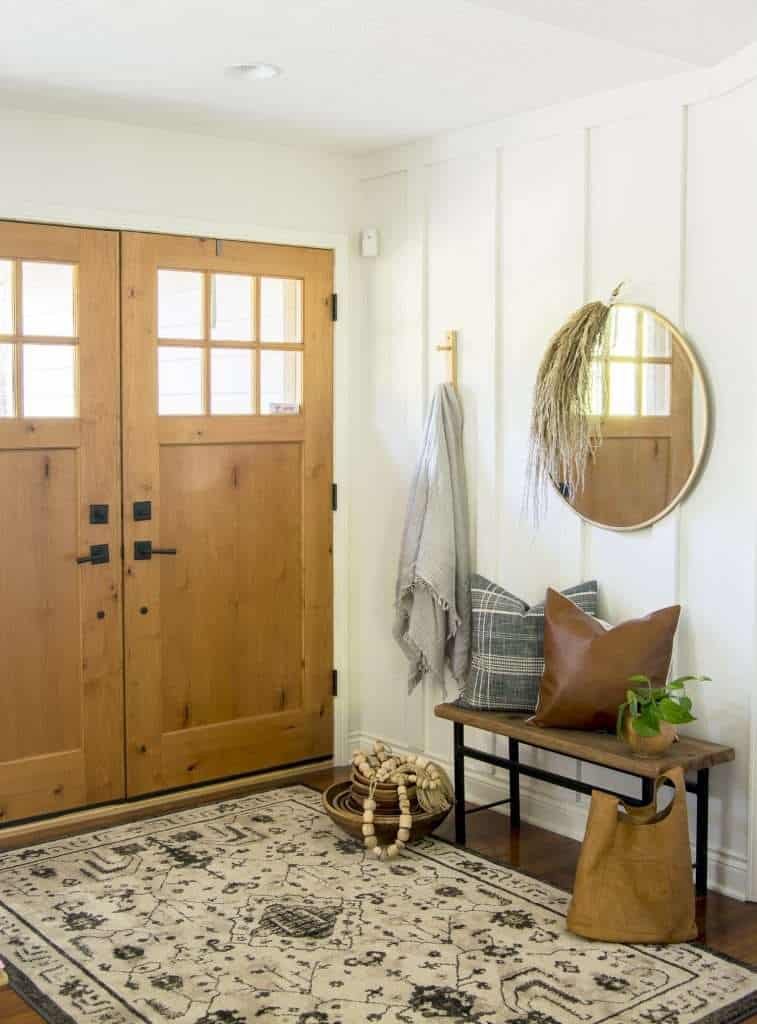 Neutral fall decor entryway ideas.