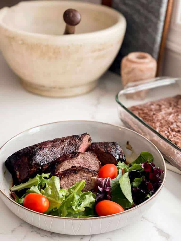 Venison backstraps med salat.