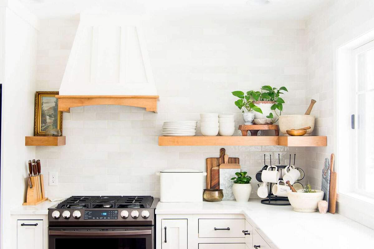15 Pros & Cons of Floating Kitchen Shelves vs. Cabinets in 2024 - Grace ...