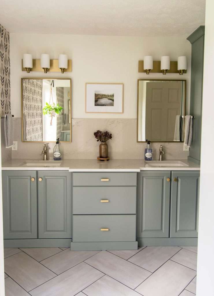 Oak cabinets with silver hardware, similar in color to my bathroom I  think this will work.