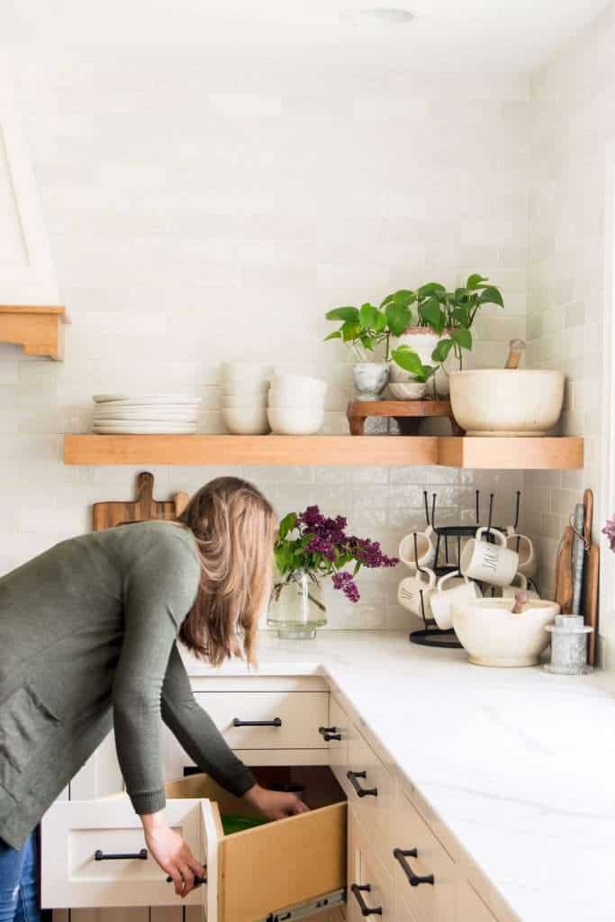 Kitchen cabinet corner drawers