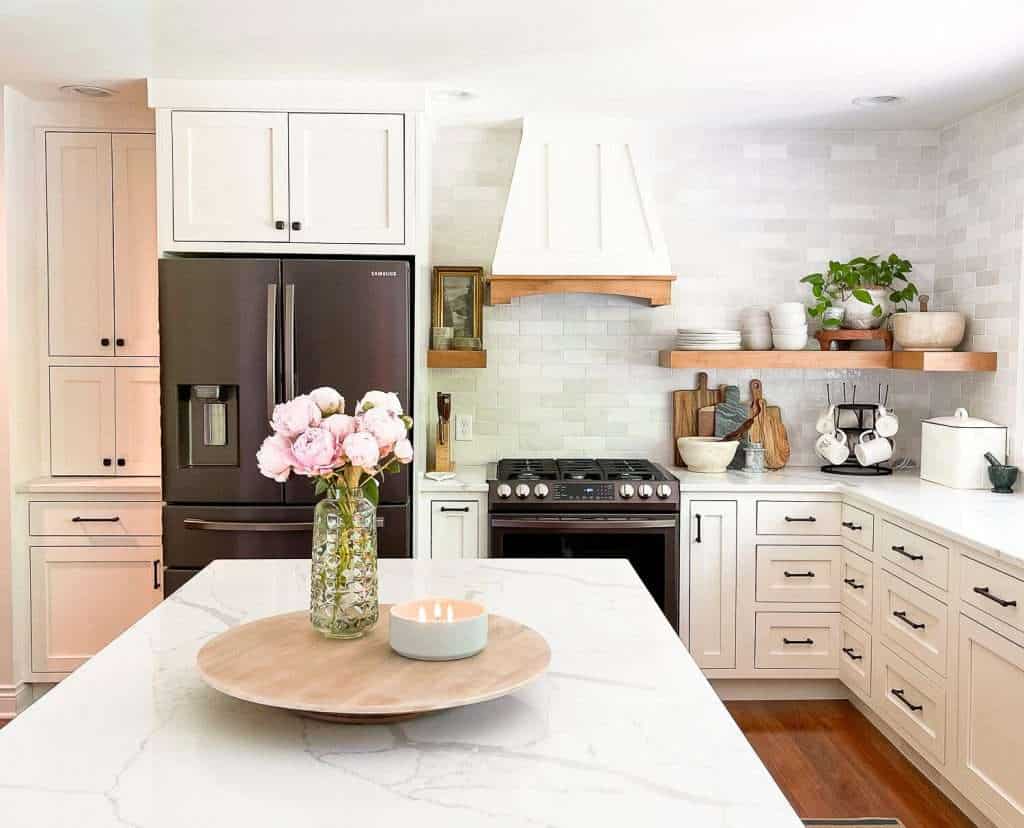 bucătărie albă cu accente de lemn.