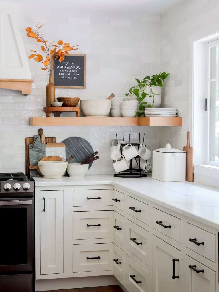 Budget friendly farmhouse kitchen decor ideas.