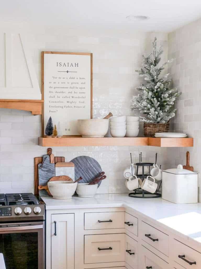 Christmas kitchen shelf decor.