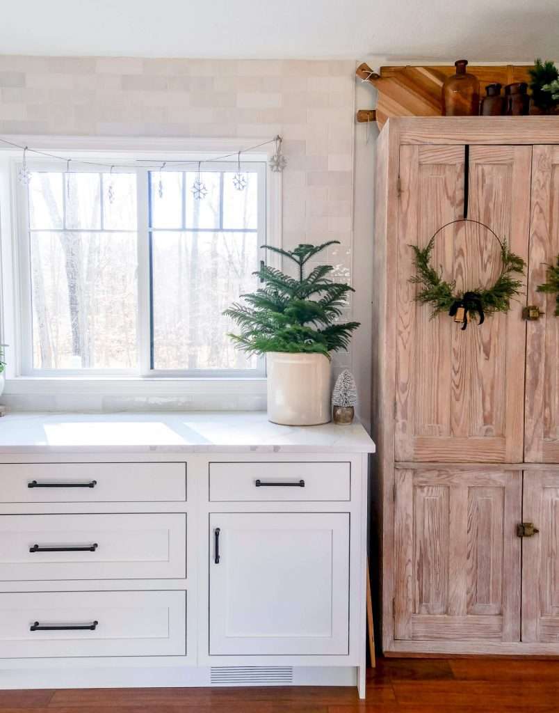 Christmas Kitchen Decorating Ideas with wreaths.