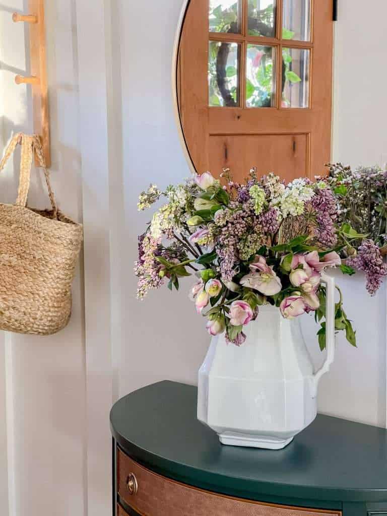 Flower bouquet on a table.