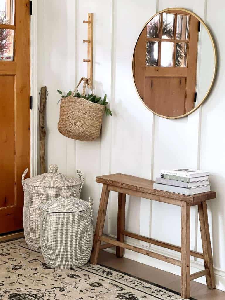 Simple entryway summer decor.