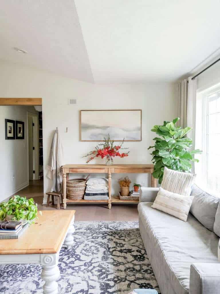 Summer floral arrangement in a living room.