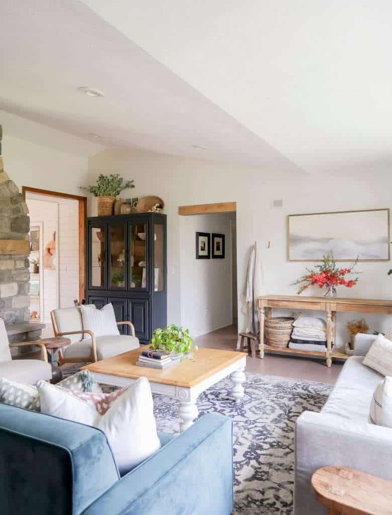 Summer home decorating ideas in a living room.