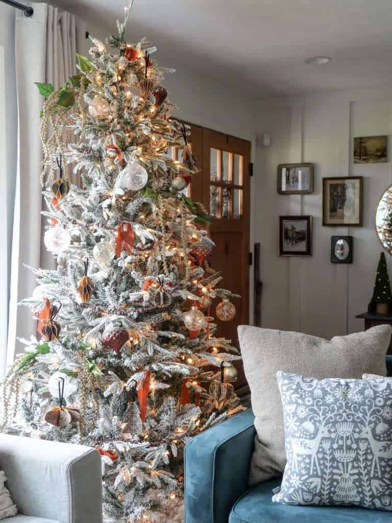 Modern vintage christmas decorating ideas on a Christmas tree