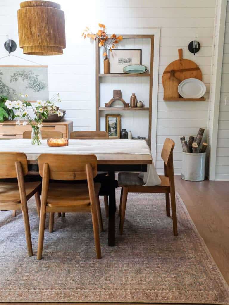 Transitional farmhouse decor in a dining room.